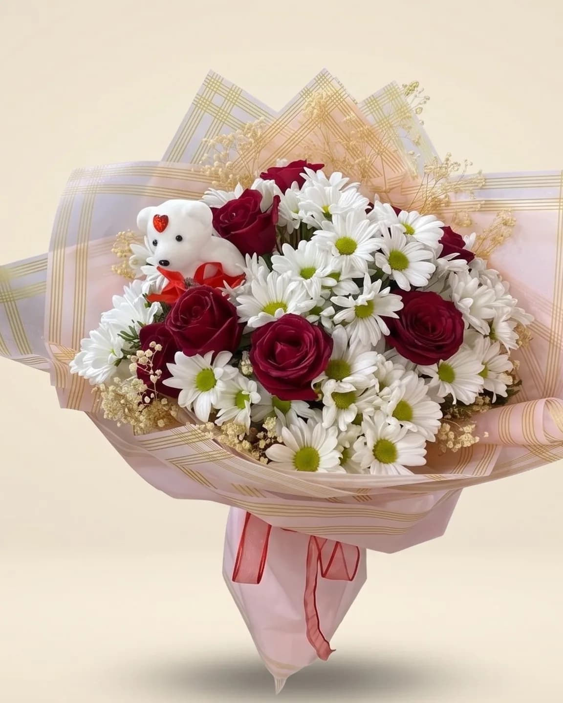 Pastel ambalajda kırmızı gül ve beyaz papatya buketi, içinde küçük peluş ayıcık