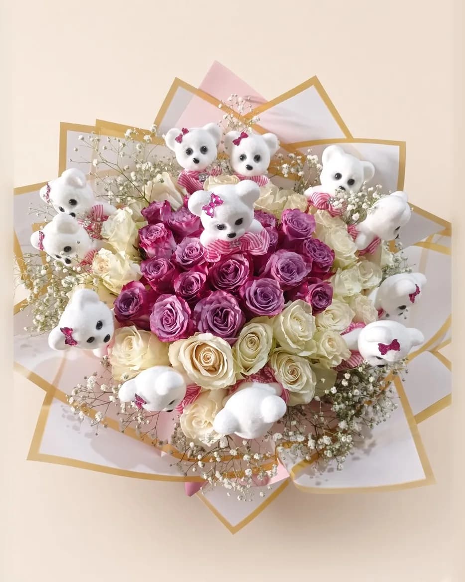 Beyaz-altın ambalajda lila ve beyaz güller ve minik peluş ayıcıklardan büyük buket