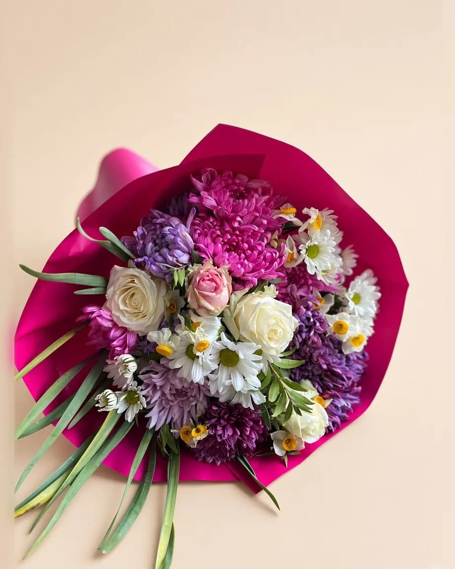 Fuşya ambalajda beyaz ve pembe güller, mor krizantemler ve papatyalardan karışık buket
