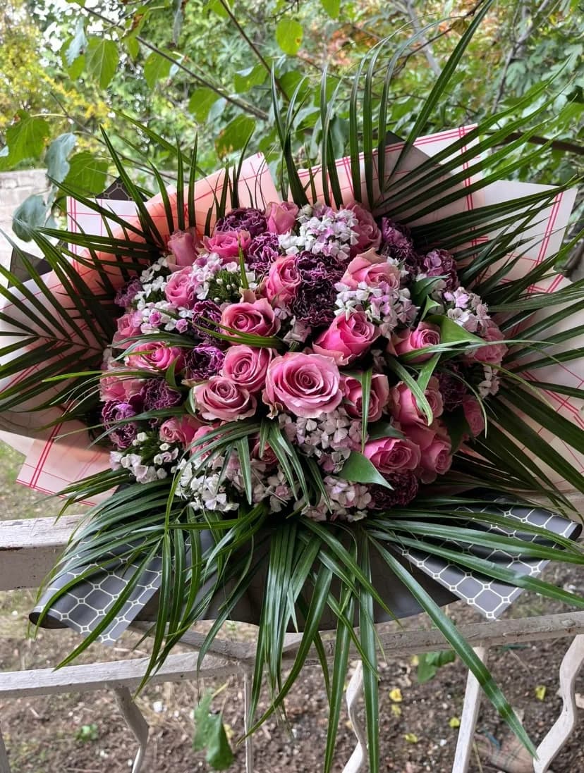 Pembe İthal Gül Ve Mevsim Çiçekleri Buketi