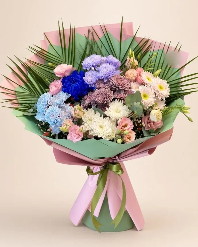 Yeşil-pembe ambalajda mavi ve lila krizantem, lisianthus ve güllerden buket