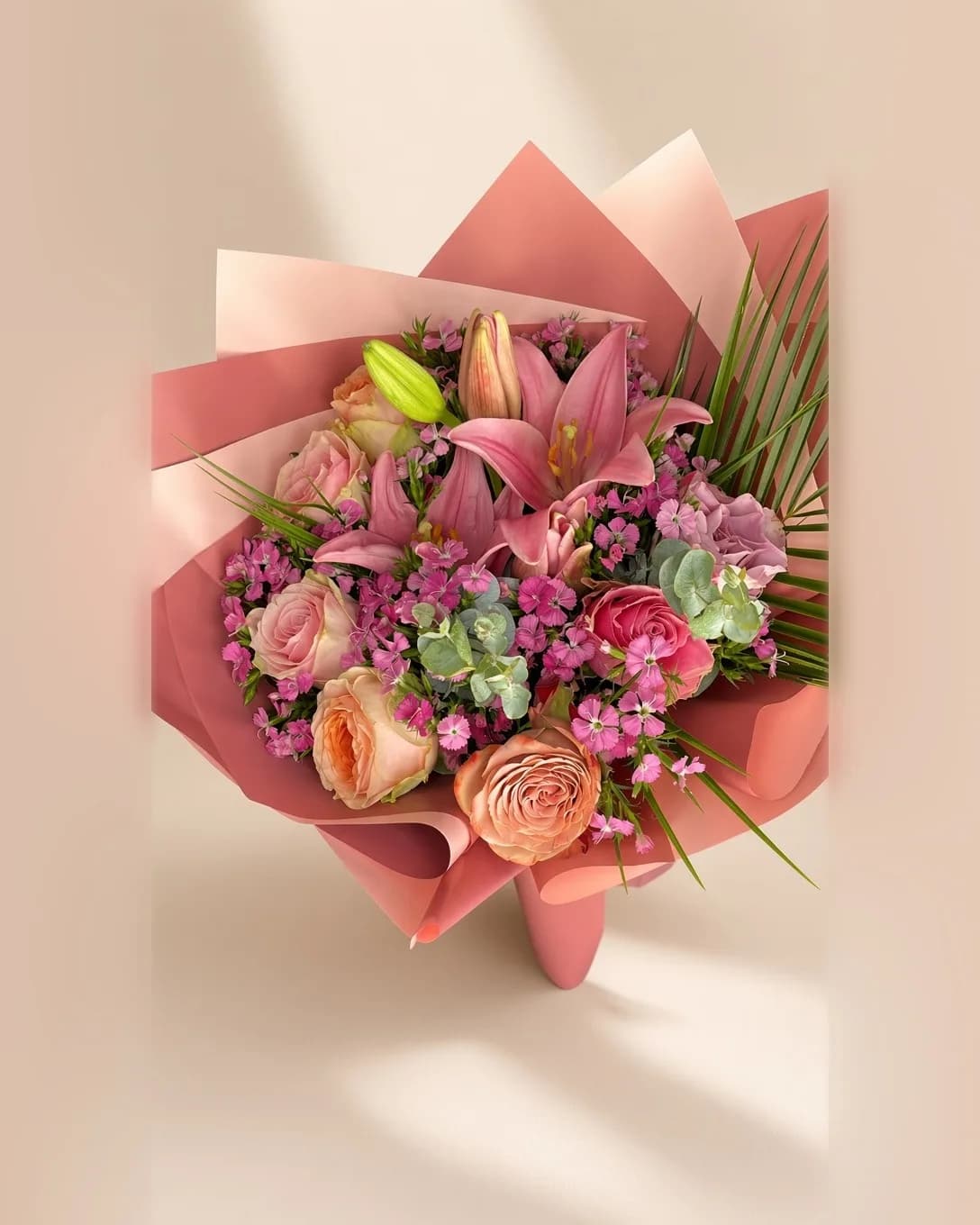Pembe ambalajda pembe lilyum, şeftali ve pembe güller ve hüsnüyusuftan romantik buket